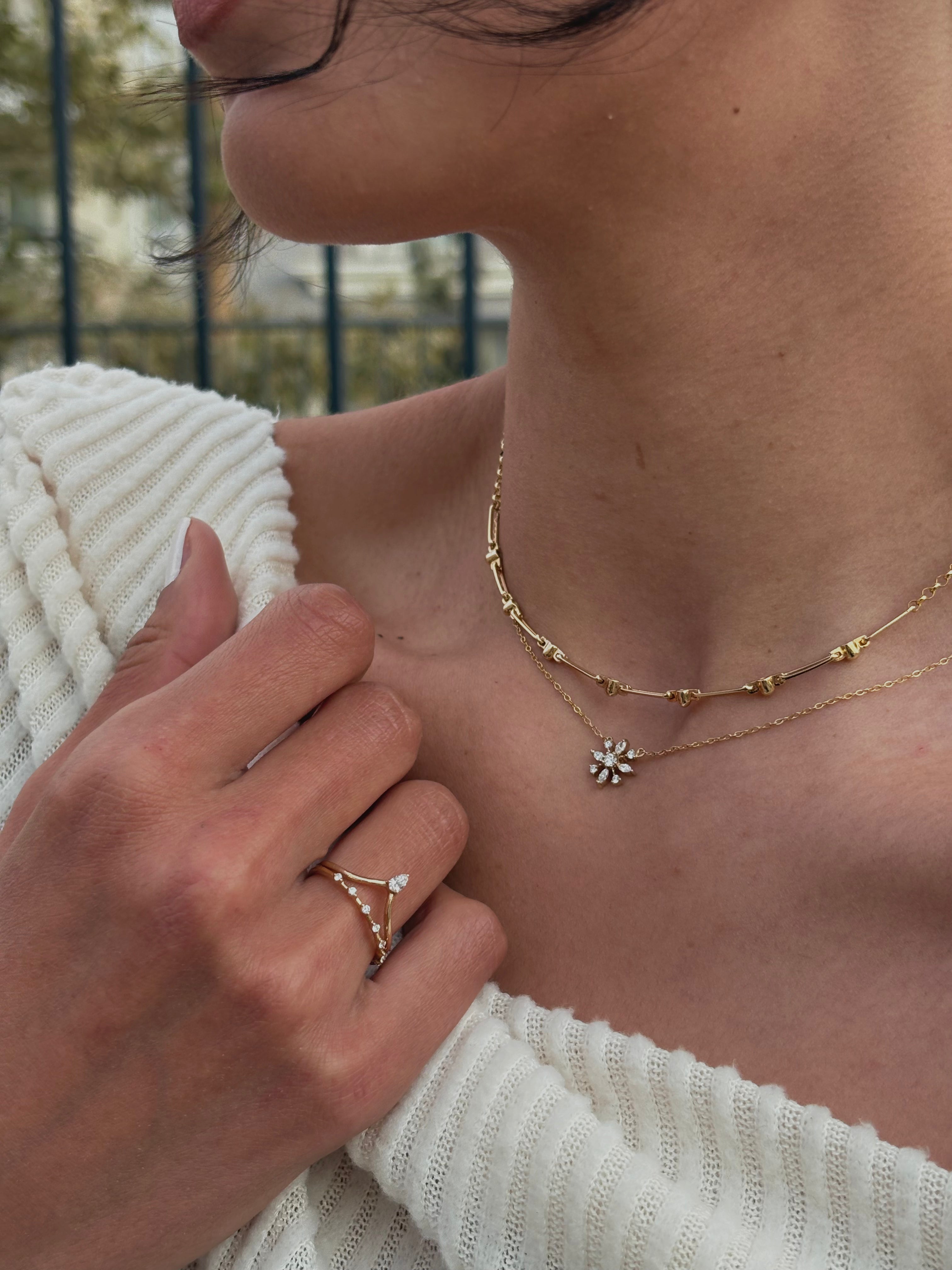 Pear V Ring - R67